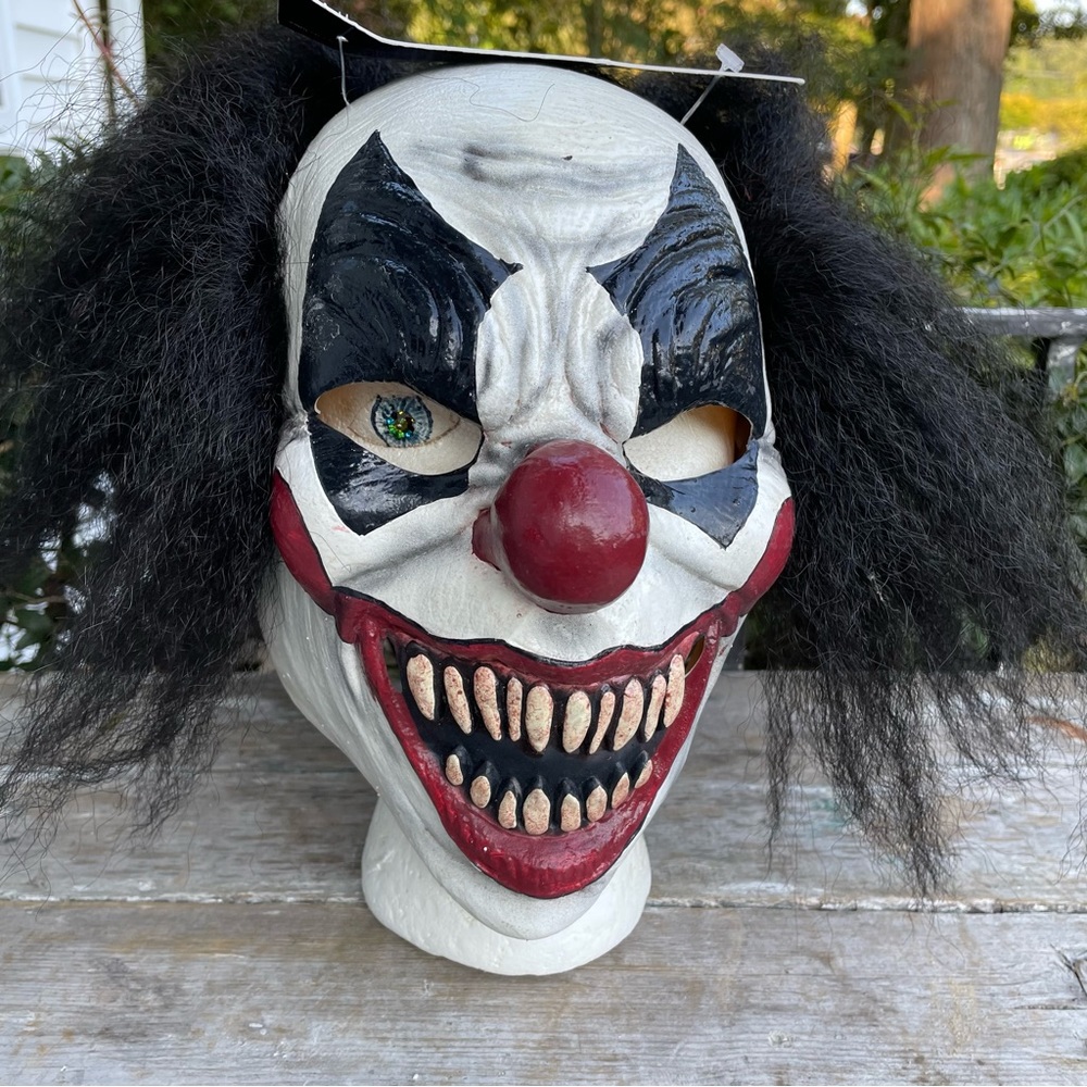 Spirit Halloween creepy clown mask nwt